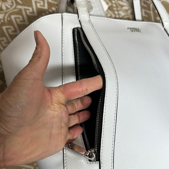 Guess White Naya TravelBag Set - Picture 12 of 15